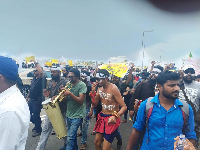ගාලු මුවදොර පිටිය උතුරා යන පොදු ජන විරෝධය (PHOTOS)