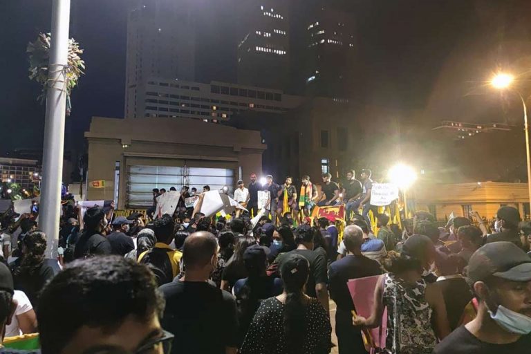 18න් පසු ගෝල්ෆේස් උද්ඝෝෂකයින්ට වැට බඳින ලකුණු …