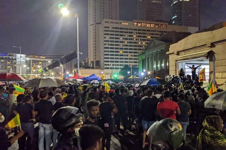 මහවැසි නොතකා ගෝල්ෆේස් විරෝධතාව තුන්වැනි රාත්‍රියත් පහන් වනතුරු අඛණ්ඩවම …