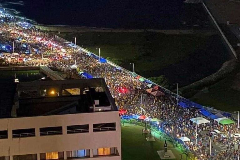 අලුත් අවුරුදු රාත්‍රියේත් ගෝල්ෆේස් විරෝධතාවට ජන ගඟක් ! (PHOTOS)