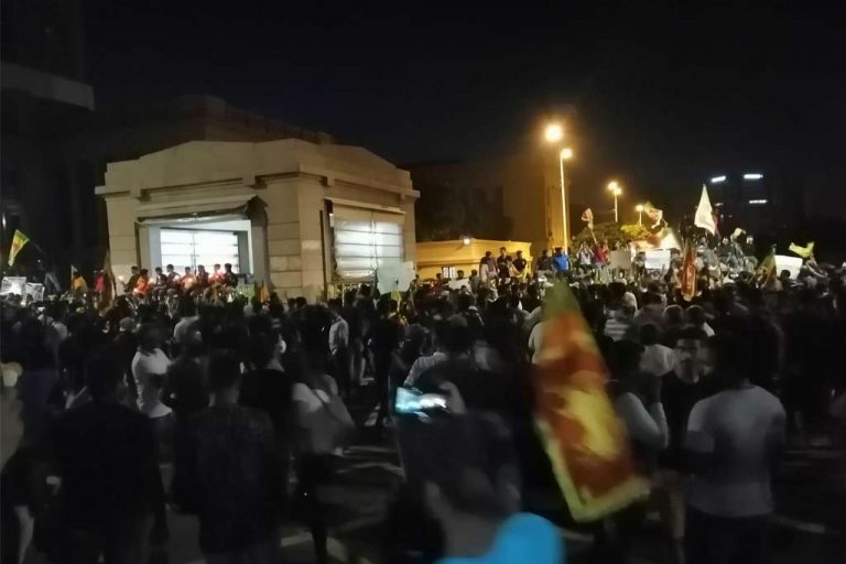 ගෝල්ෆේස් විරෝධතාව දෙවැනි රාත්‍රියත් පහන් කරමින් අඛණ්ඩව ක්‍රියාත්මකයි (PHOTOS)