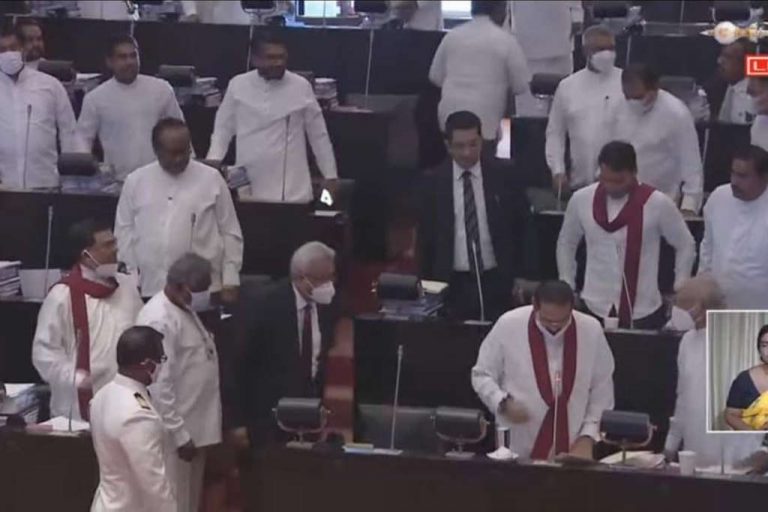 පාර්ලිමේන්තු සභාගැබට ආ ජනපති විනාඩි කිහිපයකින් ආපසු යයි …