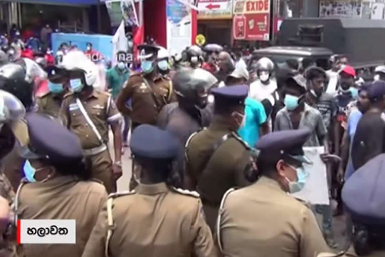“ගෝඨා ඕනේ” උද්ඝෝෂණයකට හලාවතදී ජනතාවගෙන් ගුටි … (VIDEO)