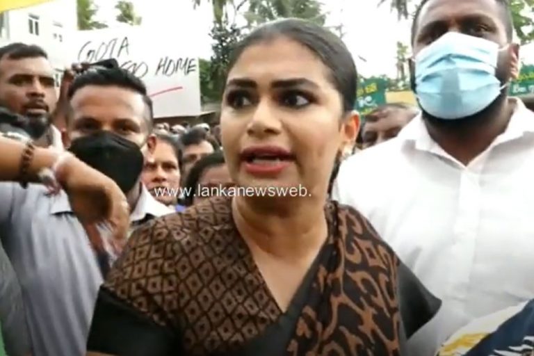 යන යන තැන රත් කරන හිරුණිකා! (VIDEO)