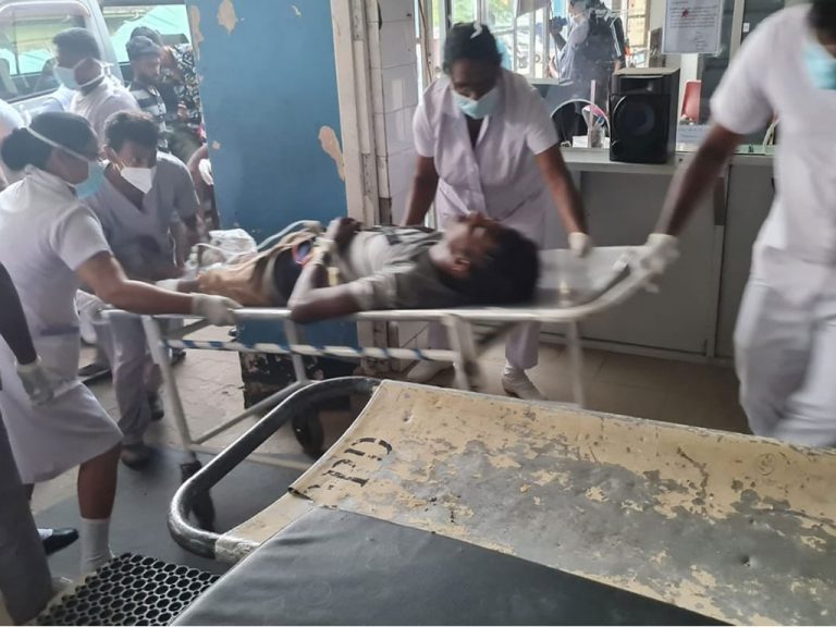 මාධ්‍ය වලටත් ඇතුල්වීම අවහිර කර කෑගල්ල පොලීසිය ජනතාවට පහර දීලා!