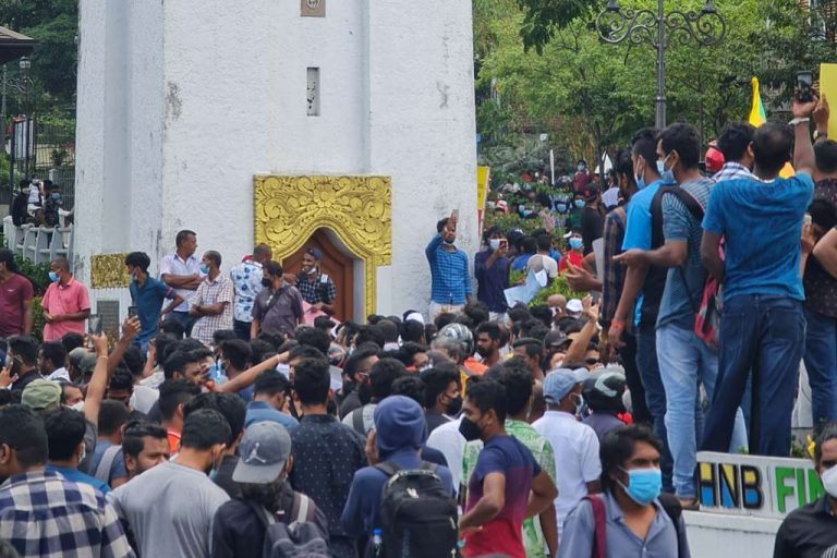 මහනුවර විරෝධතාවට ජන ගඟක්. නගරයම හිරවෙයි ! (Photos)