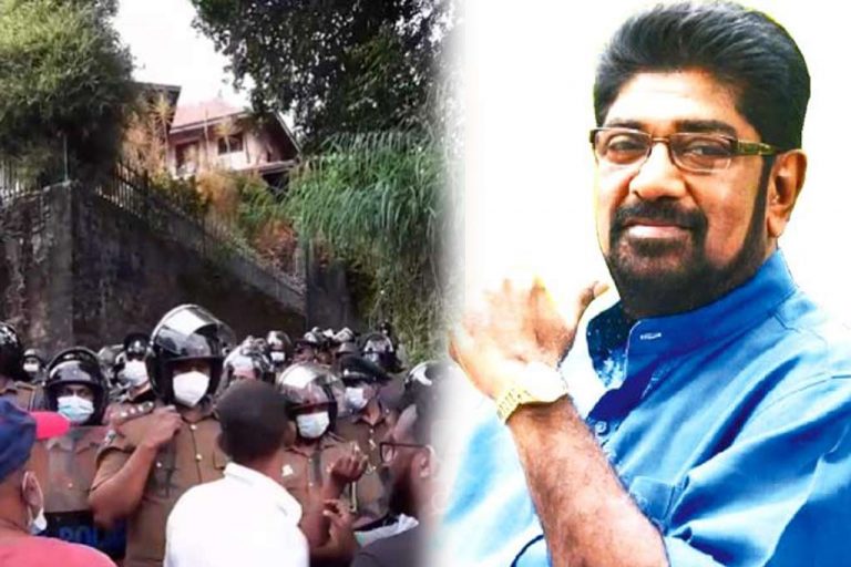 ජනතාව කෙහෙළිය රඹුක්වැල්ලගේ නිවසත් වටළයි. පොලිසිය කඳුළු ගෑස් ගහයි !