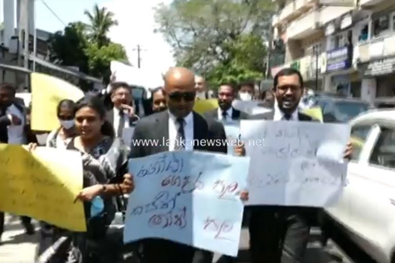 ගංගොඩවිල උසාවියේ නීතිඥවරුත් ආණ්ඩු විරෝධී උද්ඝෝෂණයේ! (VIDEO)