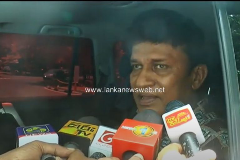 වාසු කියන්නේ මාක්ස්වාදයත් පාවා දුන්න ජෝකර් කෙනෙක්. එයාගේ ඔළුව පෙන්නන්න තමයි දැන් තියෙන්නේ – මනෝ (VIDEO)