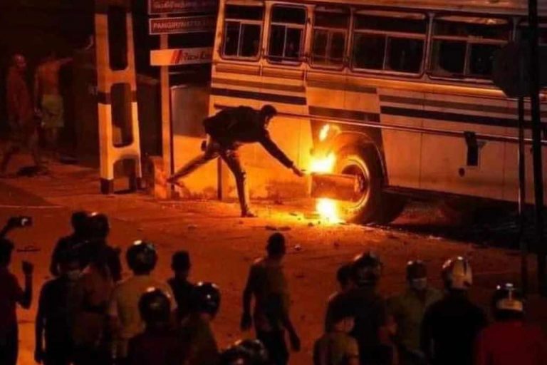 මිරිහානේ බස් රථය ගිනිතැබූ “අරාබි වසන්තයා” සොයාදෙන්න – පොලිසිය ජනතාවගෙන් ඉල්ලයි