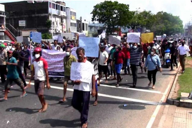 මොරටුවේ වඩු කාර්මිකයින් වීදි බසී. නගර සභාව වටළයි !