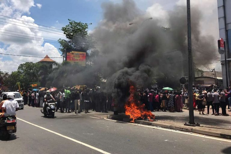 වතුපිටිවල හා මල්වත්ත කලාප කම්කරුවන් නිට්ටඹුවෙන් වීදි බසී … (VIDEO)