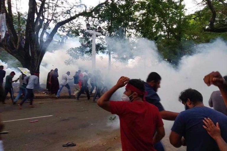 පේරාදෙණියේත් විරෝධතාවක්. පොලිසියෙන් කඳුළු ගෑස් සහ ජල ප්‍රහාරයක් !
