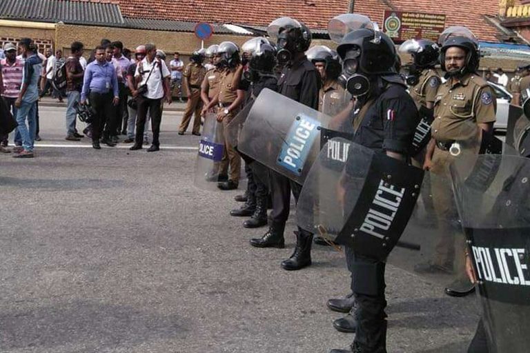 අන්තරේට එරෙහිව ඉල්ලූ නියෝගය අධිකරණය ප්‍රතික්ෂේප කරයි. පොලිසියෙන් දැඩි මාර්ග බාධක