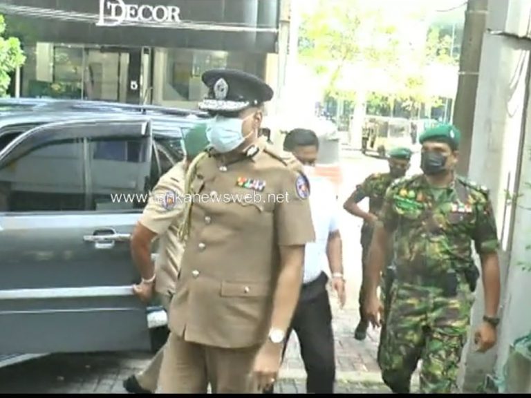 මානව හිමිකම් කොමිසමට පැමිණි පොලිස්පතිට සිවිල් ක්‍රියාකාරිකයින්ගේ විරෝධය! (VIDEO)
