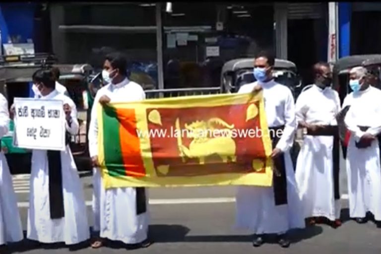 ආණ්ඩු විරෝධයට අගරදගුරු හිමියන්ගේත් සහය! (VIDEO/PHOTOS)