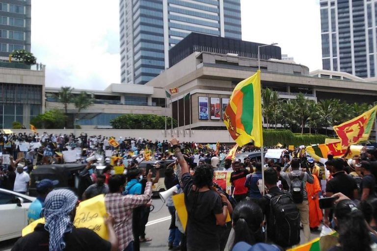 2022 මහජන අරගලය : ගෝල්ෆේස් පිටියට ජන ගඟක් එකතුවෙමින් ….