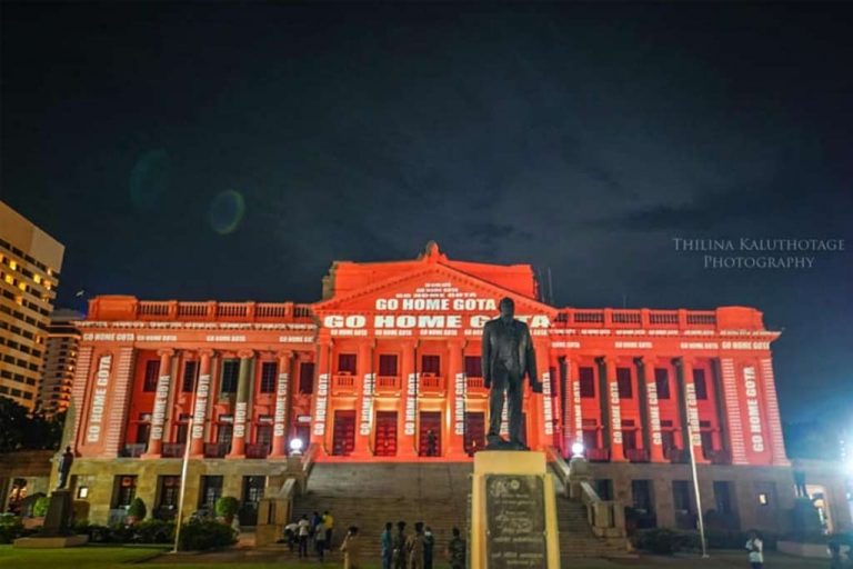 අරගලකරුවන්ගෙන් සුපිරි වැඩක්. ජනාධිපති කාර්යාල ගොඩනැගිල්ලත් විරෝධතාවට ! (PHOTOS)