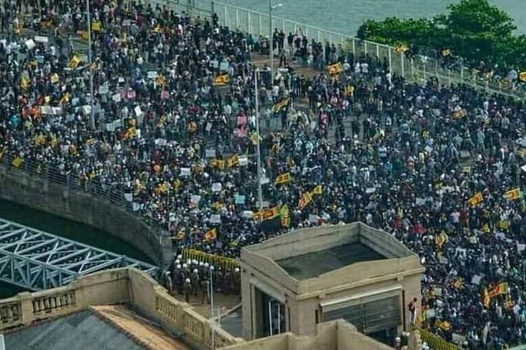 අව් වැසි නොතකා නිදිනැති විරෝධය : ආණ්ඩුවේ සියලු උප්පරවැට්ටි නිශ්ඵල වී ඇත ..