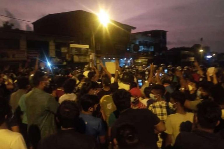 ජනතා විරෝධය හමුවේ මැති ඇමතිවරුන් සියලු උත්සව රැස්වීම් වර්ජනය කරයි