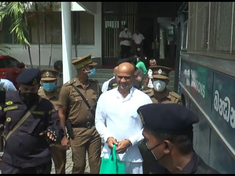 අරගල කරන තරුණයින්ට මම සුභ පැතු බව කියන්න!