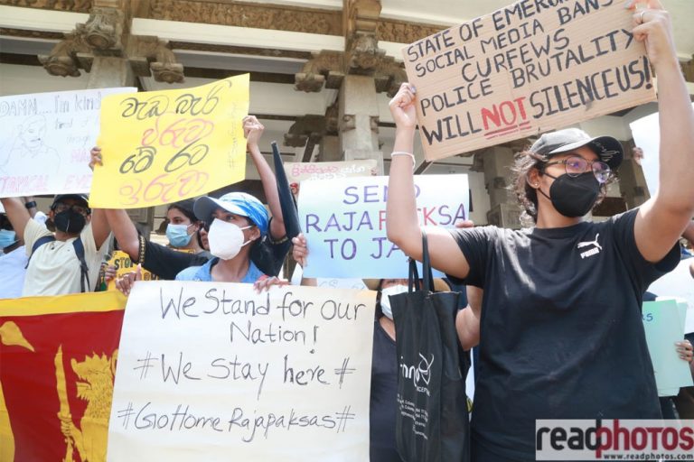 ආණ්ඩු විරෝධයෙන් උණුසුම් වූ නිදහස් චතුරස්‍රය ! (PHOTOS)