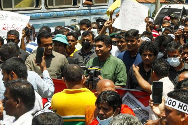 රාජපක්ෂලා එක්ක සක්විති රජකමවත් එපා – සජිත් ඇඹිලිපිටිය දැවැන්ත විරෝධතාවේදී කියයි (VIDEO)