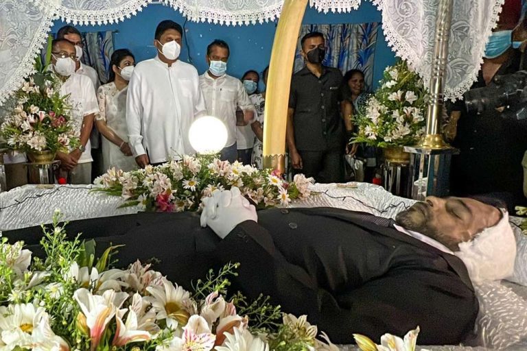 විපක්ෂ නායක සජිත් පොලිස් වෙඩි පහරින් ඝාතනයට ලක්වූ ලක්ෂාන්ට අවසන් ගෞරව දක්වයි (PHOTOS)
