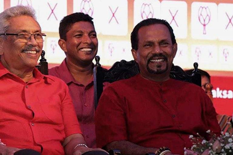 වඩු කාර්මිකයින් මොරටුව පොහොට්ටු නගරාධිපතිගේ නිවස වටළා ගල් ගසයි !