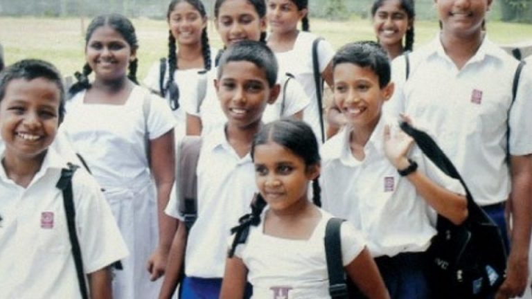 පාසල් පැවැත්වෙන පැය ගණන දීර්ඝ කිරීමට ගත් තීරණය හකුලා ගනී