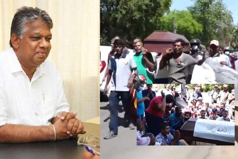 මෝල්හිමි රාජ්‍ය ඇමතිගේ නිවස ඉදිරිපිට මිනීපෙට්ටියක් තබා ගොවීන් පාංශුකූලයත් දෙයි (VIDEO)