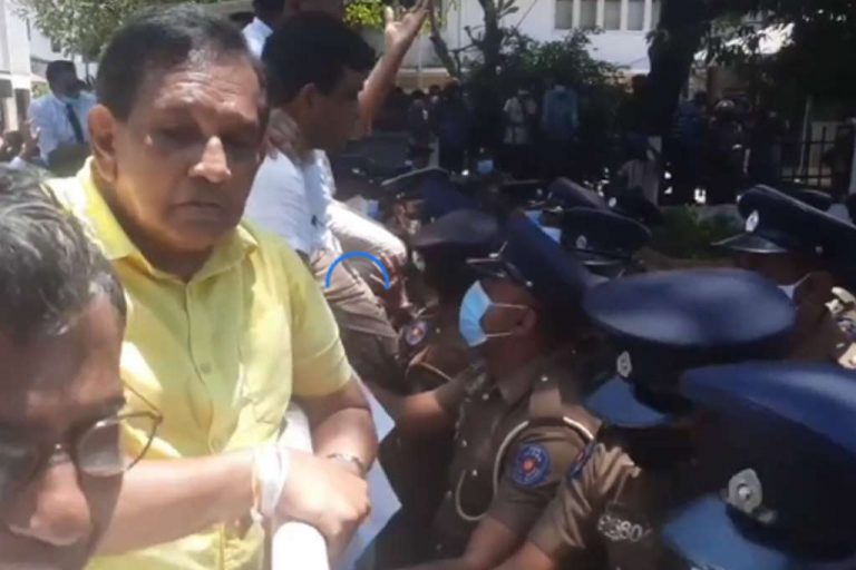 ඇඳිරි නීතිය මැද්දේම සමගි ජන බලවේගය පාරට බසී. තත්වය උණුසුම් !
