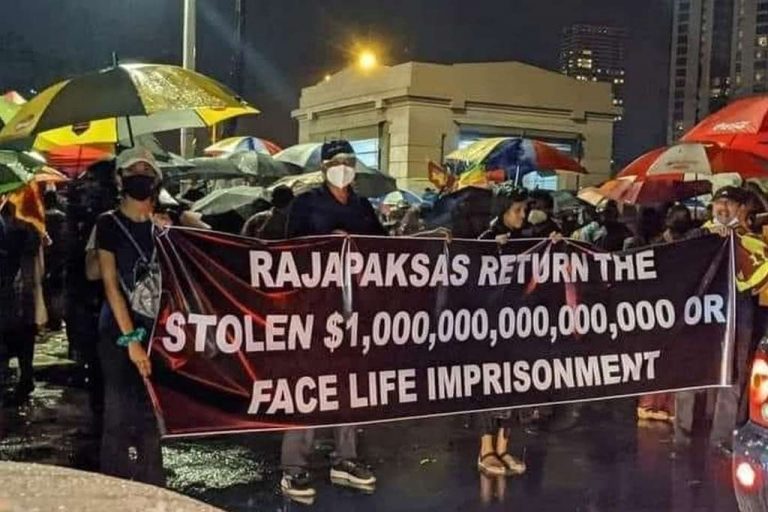 රාජපක්ෂලාගේ ඩොලර් ට්‍රිලියන් 1000 සහ බැනරය තව දිග වූවා නම් වෙන දේ …