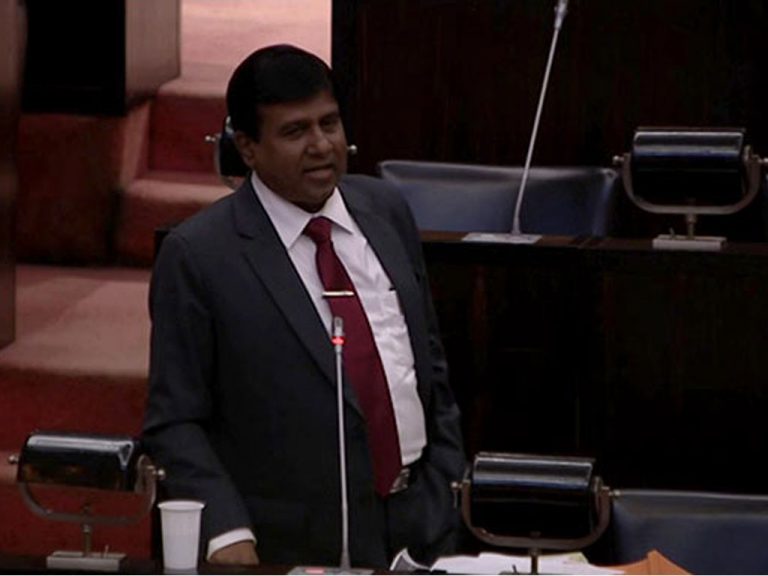 21 වෙනි ව්‍යවස්ථා සංශෝධන යෝජනාවක් විජයදාස රාජපක්ෂ කථානායකට භාර දෙයි (VIDEO)