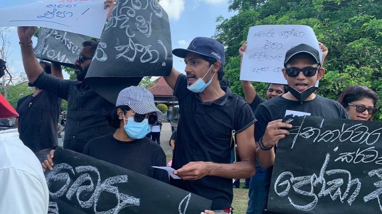 කලාකරුවන් දියත උයන අසල විරෝධතාවයේ (PHOTOS)
