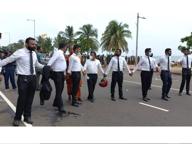 ගෝඨා ගෝ ගම විරෝධතාකරුවන් රකින්න නීතිඥයින් පෙරට! (PHOTOS)