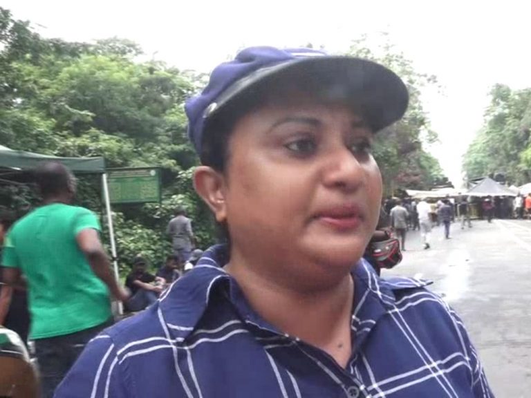 ගෝඨාභය,මහින්ද තවත් ඔය පුටුදෙක අල්ලගෙන දඟලන්න එපා.ඔයාලා දෙන්න ගියා කියල රට වැටෙන්නේ නැහැ! (VIDEO)