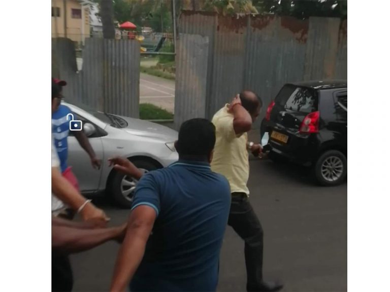 දේශබන්දුට පහර දීමේ සිද්ධියට අත්අඩංගුවට ගත් දෙදෙනෙක් හෙට දක්වා රක්ෂිත බන්ධනාගාරයට!