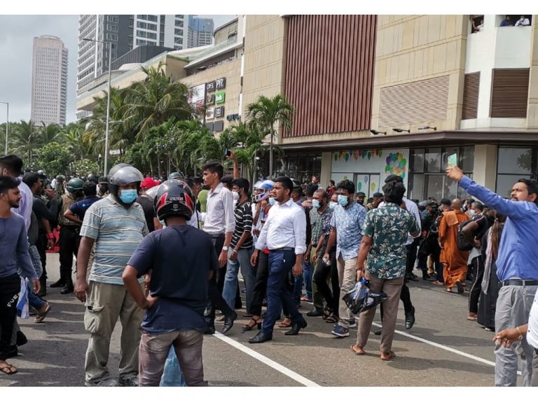ගෝඨා ගෝ ගම අරගල භූමියට ජනතා සහය ලැබෙමින් තිබෙන අයුරු!(PHOTOS)