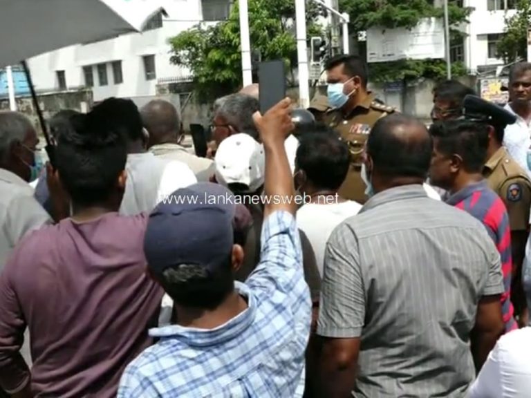 තවමත් විසඳුමක් නැති ගෑස් පෝලිම් – පැලවත්තේ දී ජනතාව පාරත් වසයි (VIDEO)