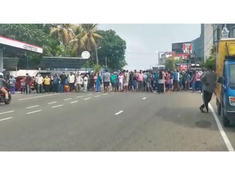 ගෑස් නොමැතිකමෙන් හයිලෙවල් පාරේ නාවින්න හන්දියෙන් සහ කොළඹ බේස්ලයින් පාර වැසෙයි!