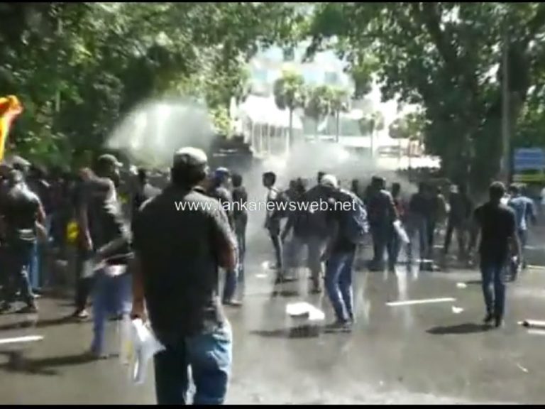HND සිසුන්ටත් ජල හා කඳුළු ගෑස් ප්‍රහාර! (VIDEO)