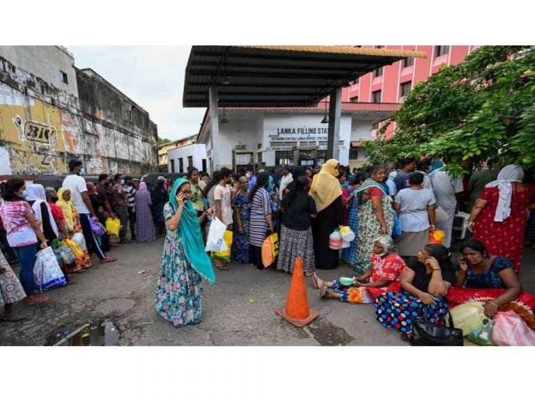 ඩීසල්, පෙට්‍රල් පෝලිම් අභිබවා භූමිතෙල් පෝලිම් දිගු වෙයි – ඇතැමුන් දින 05-10 පෝලිමේ