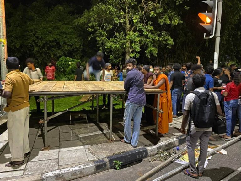 අන්තරේ පාර්ලිමේන්තුව අසල කඳවුරු බඳී (ඡායාරූප)