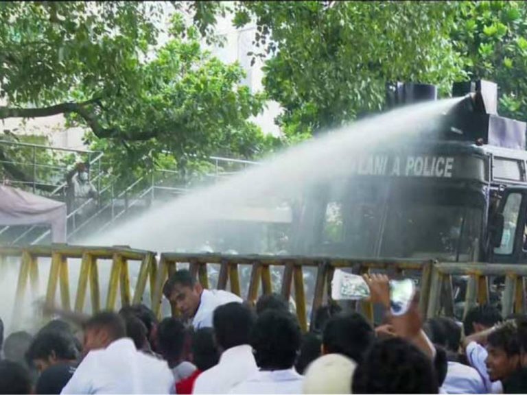 වෛද්‍ය සිසුන්ටත් පොලීසියෙන් කඳුළු ගෑස් !