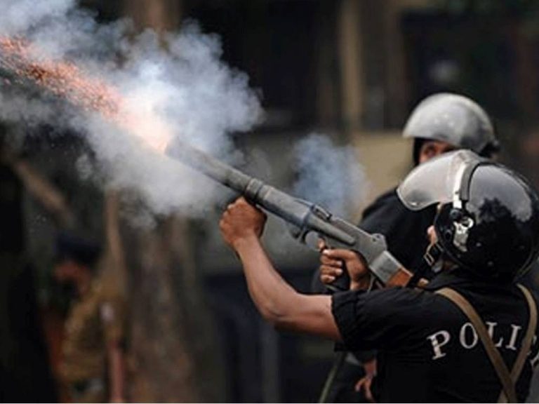 පාලම් තුන හන්දිය තවමත් උණුසුම් – කඳුළු ගෑස් ප්‍රහාර හමුවේ සාමාන්‍ය ජනතාවටත් පීඩා (Video)