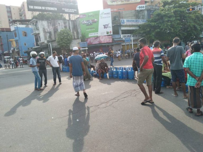 ගෑස් භූමිතෙල් ඉල්ලා කොළඹ ස්ථාන රැසක විරෝධතා