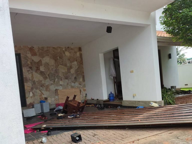 කුපිත වූ ජනතාව ඉන්දික අනුරුද්ධගේ නිවසට පහර දෙයි