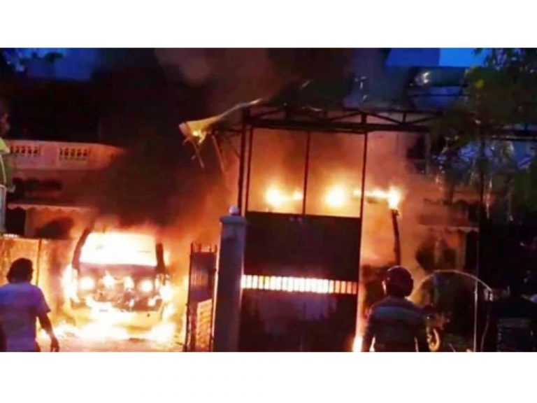 මොරටුව නගරාධිපතිවරයාගේ නිවසට ජනතාව ගිනි තබයි – කුරුණෑගල නගරාධිපතිවරයාටත් ජනතා විරෝධය