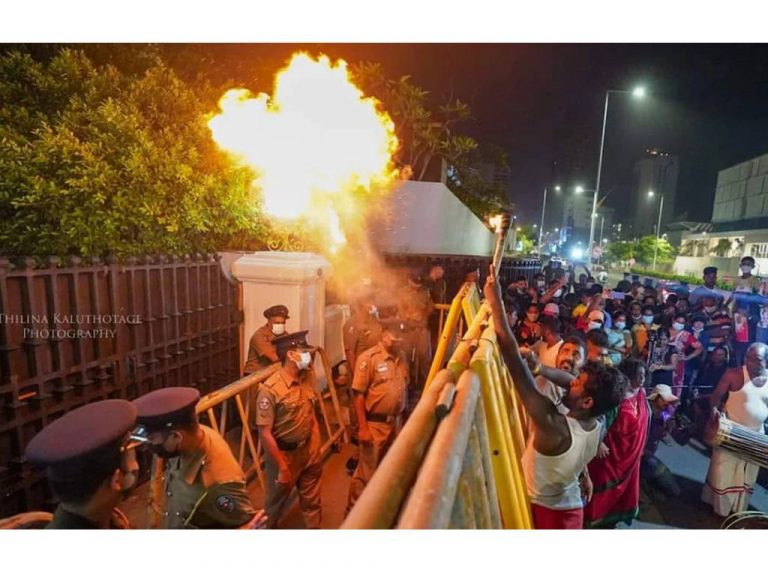 අරලියගහ මන්දිරියේ පසුපස ගේට්ටුව අසල ගින්නක් !